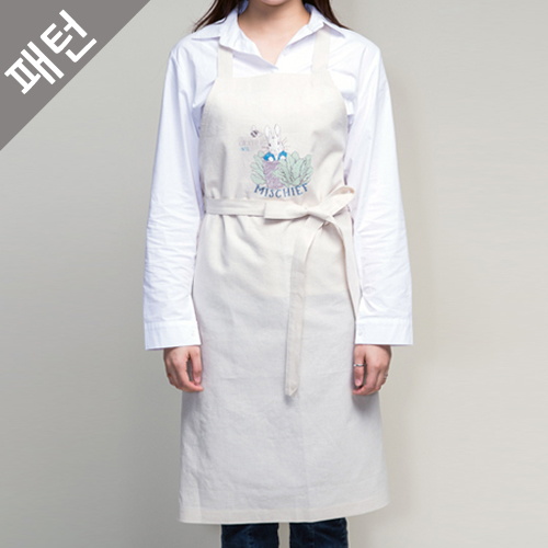 服を作る女性エプロンを作る服パターンP943