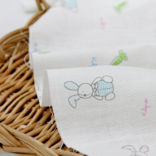 カット地無蛍光ガーゼのウサギとニンジン