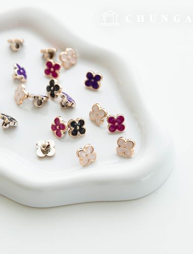 カラフルな金属の花の花のボタンの服を作る