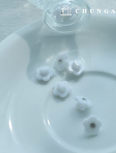 プラスチックお花キュービックホワイトボタン服を作る