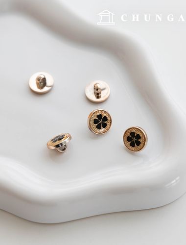 キラキラゴールドブラックフラワーボタン服を作る