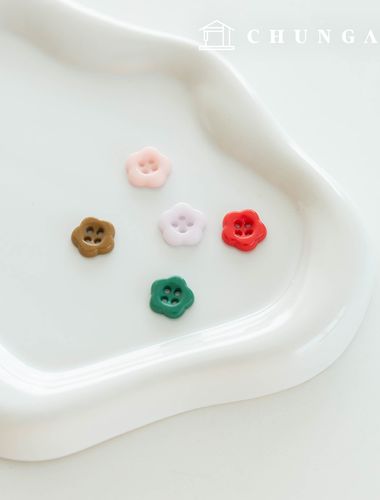 プラスチックフラワー4つの花ボタンの服を作る