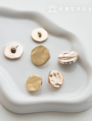 金の金属のビンテージボタンの服を作る